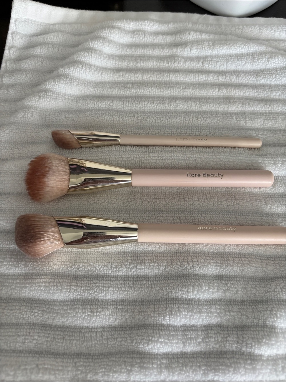 Rare Beauty Makeup Brush Trio in Beige with Gold Ferrules - Picture 2 of 5